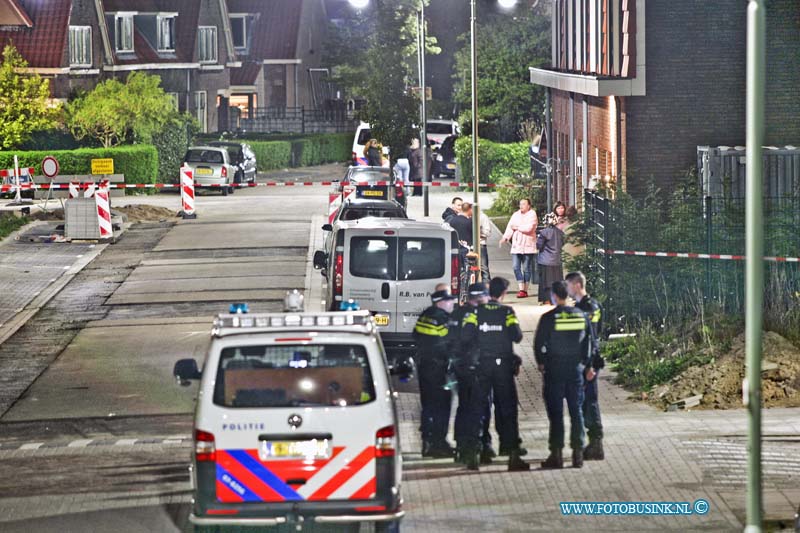 15050206.jpg - DORDRECHT - 2 mei 2015 laat in de avond is er een schietpartij geweest rondom het Marisplein in Oud Krispijn. De politie heeft alles afgezet met linten en is bezig met een onderzoeksteam, wat er precies gebeurt is nog onduidelijk en of er gewonden zijn gevallen. Deze digitale foto blijft eigendom van FOTOPERSBURO BUSINK. Wij hanteren de voorwaarden van het N.V.F. en N.V.J. Gebruik van deze foto impliceert dat u bekend bent  en akkoord gaat met deze voorwaarden bij publicatie.EB/ETIENNE BUSINK