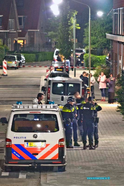 15050207.jpg - DORDRECHT - 2 mei 2015 laat in de avond is er een schietpartij geweest rondom het Marisplein in Oud Krispijn. De politie heeft alles afgezet met linten en is bezig met een onderzoeksteam, wat er precies gebeurt is nog onduidelijk en of er gewonden zijn gevallen. Deze digitale foto blijft eigendom van FOTOPERSBURO BUSINK. Wij hanteren de voorwaarden van het N.V.F. en N.V.J. Gebruik van deze foto impliceert dat u bekend bent  en akkoord gaat met deze voorwaarden bij publicatie.EB/ETIENNE BUSINK