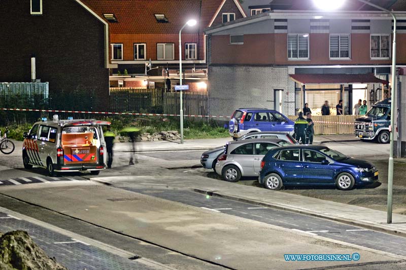 15050208.jpg - DORDRECHT - 2 mei 2015 laat in de avond is er een schietpartij geweest rondom het Marisplein in Oud Krispijn. De politie heeft alles afgezet met linten en is bezig met een onderzoeksteam, wat er precies gebeurt is nog onduidelijk en of er gewonden zijn gevallen. Deze digitale foto blijft eigendom van FOTOPERSBURO BUSINK. Wij hanteren de voorwaarden van het N.V.F. en N.V.J. Gebruik van deze foto impliceert dat u bekend bent  en akkoord gaat met deze voorwaarden bij publicatie.EB/ETIENNE BUSINK