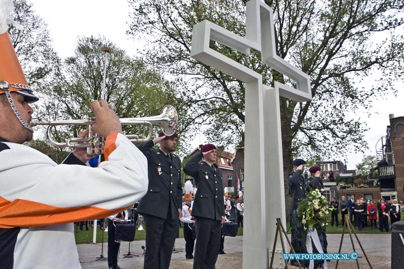 15050401.jpg - DORDRECHT - 4 mei 2015 Dodenherdenking. Tijdens deze plechtigheid herdenken wij allen  burgers en militairen  die in het Koninkrijk der Nederlanden of waar ook ter wereld zijn omgekomen sinds het uitbreken van de Tweede Wereldoorlog, in oorlogssituaties en bij vredesoperaties. (Foto: monument Sumatraplein) Deze digitale foto blijft eigendom van FOTOPERSBURO BUSINK. Wij hanteren de voorwaarden van het N.V.F. en N.V.J. Gebruik van deze foto impliceert dat u bekend bent  en akkoord gaat met deze voorwaarden bij publicatie.EB/ETIENNE BUSINK