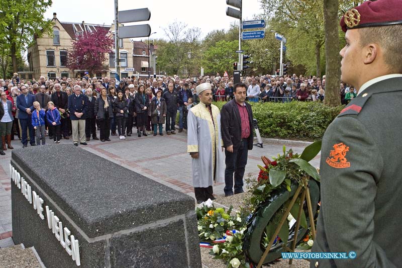 15050402.jpg - DORDRECHT - 4 mei 2015 Dodenherdenking. Tijdens deze plechtigheid herdenken wij allen  burgers en militairen  die in het Koninkrijk der Nederlanden of waar ook ter wereld zijn omgekomen sinds het uitbreken van de Tweede Wereldoorlog, in oorlogssituaties en bij vredesoperaties. (Foto: monument Sumatraplein) Deze digitale foto blijft eigendom van FOTOPERSBURO BUSINK. Wij hanteren de voorwaarden van het N.V.F. en N.V.J. Gebruik van deze foto impliceert dat u bekend bent  en akkoord gaat met deze voorwaarden bij publicatie.EB/ETIENNE BUSINK