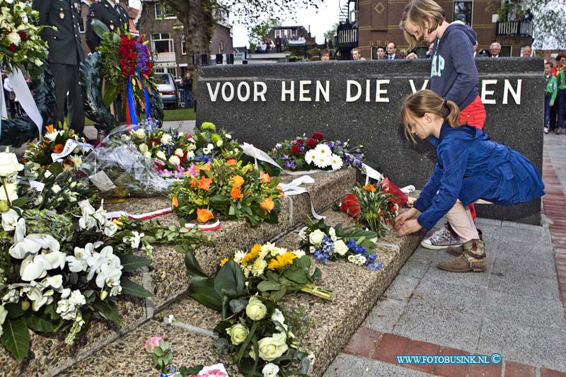 15050403.jpg - DORDRECHT - 4 mei 2015 Dodenherdenking. Tijdens deze plechtigheid herdenken wij allen  burgers en militairen  die in het Koninkrijk der Nederlanden of waar ook ter wereld zijn omgekomen sinds het uitbreken van de Tweede Wereldoorlog, in oorlogssituaties en bij vredesoperaties. (Foto: monument Sumatraplein) Deze digitale foto blijft eigendom van FOTOPERSBURO BUSINK. Wij hanteren de voorwaarden van het N.V.F. en N.V.J. Gebruik van deze foto impliceert dat u bekend bent  en akkoord gaat met deze voorwaarden bij publicatie.EB/ETIENNE BUSINK