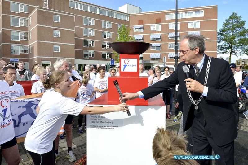 15050502.jpg - Papendrecht  5-mei 2015 Een bijzondere groep lopers van AV Passaat heeft maandag 4 mei 2015 zijn na de Kranslegging vertrokken naar Wageningen, waar ze rond het middernachtelijk uur een fakkel met het bevrijdingsvuur in ontvangst hebben genomen. Dinsdagmorgen kwamen ze rond half tien aan op de Markt in Papendrecht, Alwaar het bevrijdingsvuur werd aan gestoken.  Deze digitale foto blijft eigendom van FOTOPERSBURO BUSINK. Wij hanteren de voorwaarden van het N.V.F. en N.V.J. Gebruik van deze foto impliceert dat u bekend bent  en akkoord gaat met deze voorwaarden bij publicatie.EB/ETIENNE BUSINK