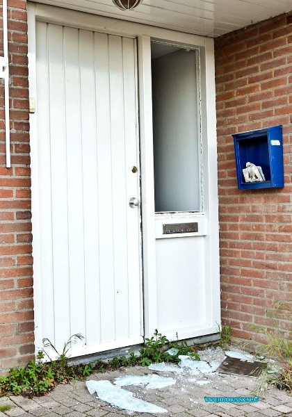 15050601.jpg - PAPENDRECHT - De politie heeft woensdagavond 6 mei in de Meindert Hobbemastraat een Wietplantage in opbouw aangetroffen. De stroomkabels voor diefstal stroom waren al aangelegd. De politie heeft 1 persoon aangehouden. Deze digitale foto blijft eigendom van FOTOPERSBURO BUSINK. Wij hanteren de voorwaarden van het N.V.F. en N.V.J. Gebruik van deze foto impliceert dat u bekend bent  en akkoord gaat met deze voorwaarden bij publicatie.EB/ETIENNE BUSINK