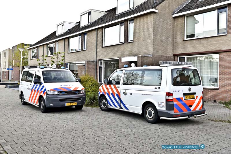 15050602.jpg - PAPENDRECHT - De politie heeft woensdagavond 6 mei in de Meindert Hobbemastraat een Wietplantage in opbouw aangetroffen. De stroomkabels voor diefstal stroom waren al aangelegd. De politie heeft 1 persoon aangehouden. Deze digitale foto blijft eigendom van FOTOPERSBURO BUSINK. Wij hanteren de voorwaarden van het N.V.F. en N.V.J. Gebruik van deze foto impliceert dat u bekend bent  en akkoord gaat met deze voorwaarden bij publicatie.EB/ETIENNE BUSINK