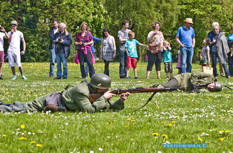 15051002.jpg - DORDRECHT - 10 mei 2015 Onder de naam Dordt Open Stad worden elke twee jaar de hevige gevechten in en rond Dordrecht in de eerste dagen van de oorlog herdacht met als motto Herdenken door Levende Geschiedenis. Dit jaar zullen leden van de Vereniging Historische Militaria de luchtlanding in het Weizigtpark van Duitse troepen en de daaropvolgende gevechten naspelen. Deze digitale foto blijft eigendom van FOTOPERSBURO BUSINK. Wij hanteren de voorwaarden van het N.V.F. en N.V.J. Gebruik van deze foto impliceert dat u bekend bent  en akkoord gaat met deze voorwaarden bij publicatie.EB/ETIENNE BUSINK