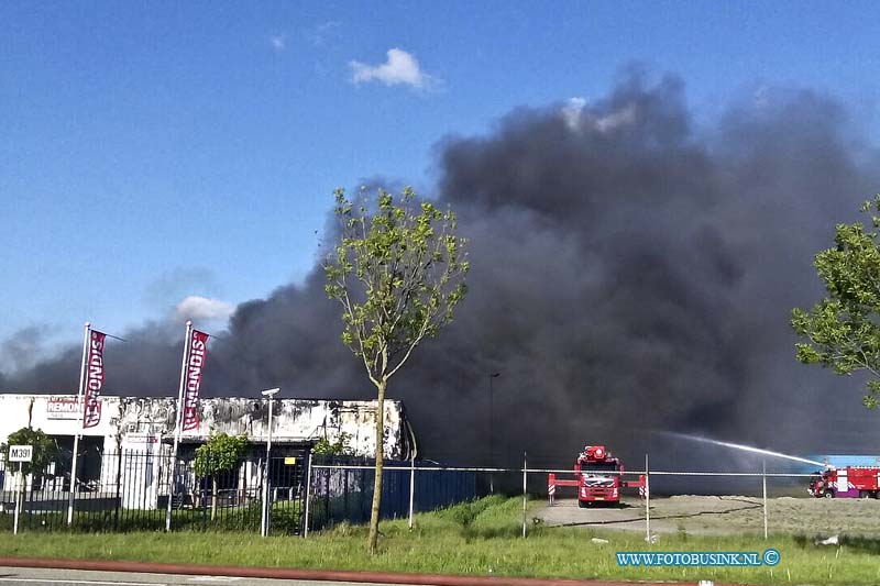 15051201.jpg - MOERDIJK - 12 mei 2015 Grote brand moerdijk met 1 gewonden en een explosiein recyelbedrijfNOVUM COPYRIGHT ETIENNE BUSINK