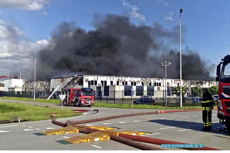 15051202.jpg - MOERDIJK - 12 mei 2015 Grote brand moerdijk met 1 gewonden en een explosiein recyelbedrijfNOVUM COPYRIGHT ETIENNE BUSINK