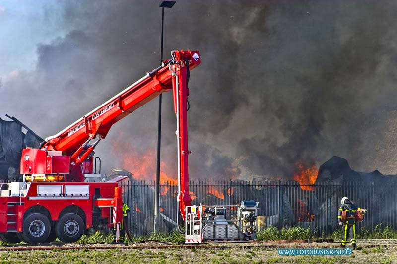 15051203.jpg - MOERDIJK - 12 mei 2015 Grote brand  na ontploffing  bij Remondis Argentia recyclingbedrijf daarbij is perwsoon gewond geraakt, de snelweg A17 is in beide richtingen afgesloten. er is een NL-Alert verzonden in de regio door de overheid. De brandweer adviseert mensen die in de buurt wonen of werken om binnen te blijven, ramen en deuren dicht te doen en de ventilatie uit te zetten. NOVUM COPYRIGHT ETIENNE BUSINK