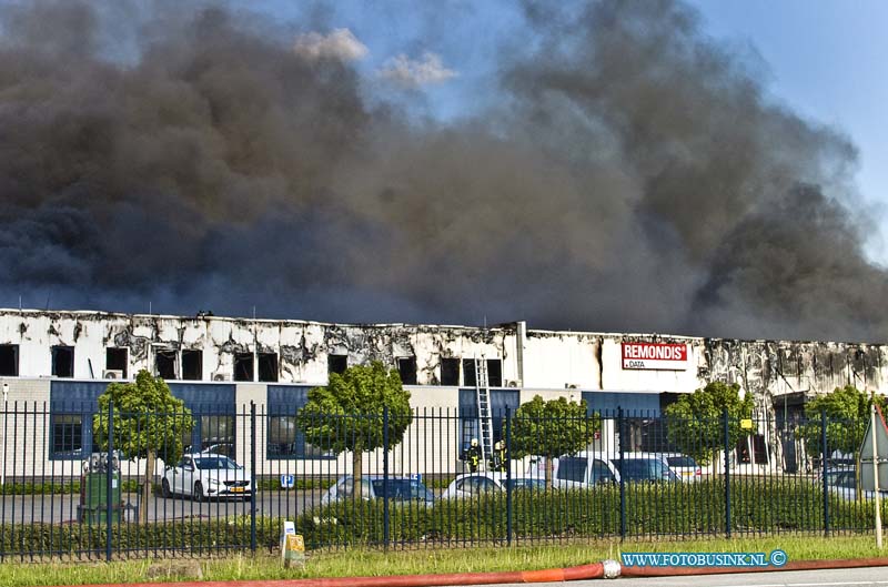 15051204.jpg - MOERDIJK - 12 mei 2015 Grote brand  na ontploffing  bij Remondis Argentia recyclingbedrijf daarbij is perwsoon gewond geraakt, de snelweg A17 is in beide richtingen afgesloten. er is een NL-Alert verzonden in de regio door de overheid. De brandweer adviseert mensen die in de buurt wonen of werken om binnen te blijven, ramen en deuren dicht te doen en de ventilatie uit te zetten.  Deze digitale foto blijft eigendom van FOTOPERSBURO BUSINK. Wij hanteren de voorwaarden van het N.V.F. en N.V.J. Gebruik van deze foto impliceert dat u bekend bent  en akkoord gaat met deze voorwaarden bij publicatie.EB/ETIENNE BUSINK