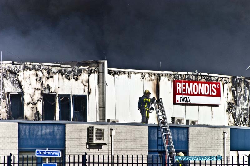 15051205.jpg - MOERDIJK - 12 mei 2015 Grote brand  na ontploffing  bij Remondis Argentia recyclingbedrijf daarbij is perwsoon gewond geraakt, de snelweg A17 is in beide richtingen afgesloten. er is een NL-Alert verzonden in de regio door de overheid. De brandweer adviseert mensen die in de buurt wonen of werken om binnen te blijven, ramen en deuren dicht te doen en de ventilatie uit te zetten.  Deze digitale foto blijft eigendom van FOTOPERSBURO BUSINK. Wij hanteren de voorwaarden van het N.V.F. en N.V.J. Gebruik van deze foto impliceert dat u bekend bent  en akkoord gaat met deze voorwaarden bij publicatie.EB/ETIENNE BUSINK