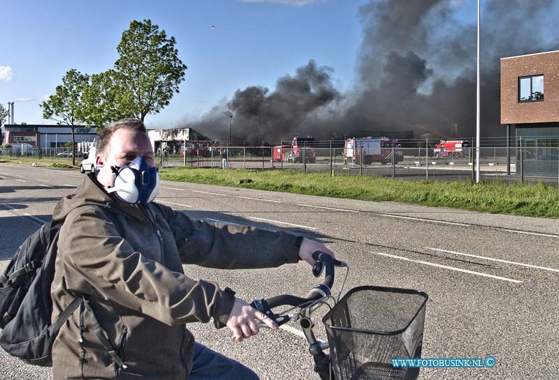 15051206.jpg - MOERDIJK - 12 mei 2015 Grote brand  na ontploffing  bij Remondis Argentia recyclingbedrijf daarbij is perwsoon gewond geraakt, de snelweg A17 is in beide richtingen afgesloten. er is een NL-Alert verzonden in de regio door de overheid. De brandweer adviseert mensen die in de buurt wonen of werken om binnen te blijven, ramen en deuren dicht te doen en de ventilatie uit te zetten.  Deze digitale foto blijft eigendom van FOTOPERSBURO BUSINK. Wij hanteren de voorwaarden van het N.V.F. en N.V.J. Gebruik van deze foto impliceert dat u bekend bent  en akkoord gaat met deze voorwaarden bij publicatie.EB/ETIENNE BUSINK