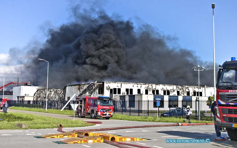 15051207.jpg - MOERDIJK - 12 mei 2015 Grote brand  na ontploffing  bij Remondis Argentia recyclingbedrijf daarbij is perwsoon gewond geraakt, de snelweg A17 is in beide richtingen afgesloten. er is een NL-Alert verzonden in de regio door de overheid. De brandweer adviseert mensen die in de buurt wonen of werken om binnen te blijven, ramen en deuren dicht te doen en de ventilatie uit te zetten.  Deze digitale foto blijft eigendom van FOTOPERSBURO BUSINK. Wij hanteren de voorwaarden van het N.V.F. en N.V.J. Gebruik van deze foto impliceert dat u bekend bent  en akkoord gaat met deze voorwaarden bij publicatie.EB/ETIENNE BUSINK