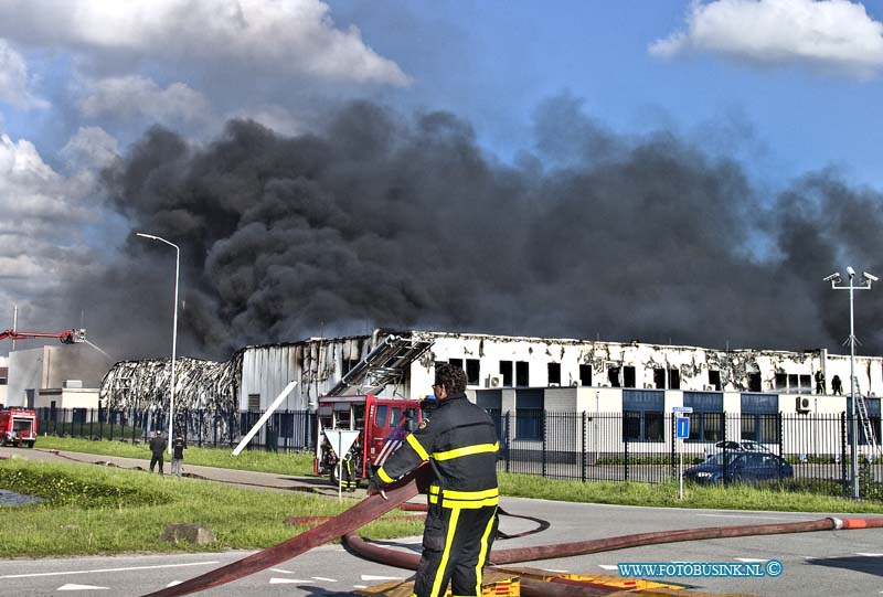 15051208.jpg - MOERDIJK - 12 mei 2015 Grote brand  na ontploffing  bij Remondis Argentia recyclingbedrijf daarbij is perwsoon gewond geraakt, de snelweg A17 is in beide richtingen afgesloten. er is een NL-Alert verzonden in de regio door de overheid. De brandweer adviseert mensen die in de buurt wonen of werken om binnen te blijven, ramen en deuren dicht te doen en de ventilatie uit te zetten.  Deze digitale foto blijft eigendom van FOTOPERSBURO BUSINK. Wij hanteren de voorwaarden van het N.V.F. en N.V.J. Gebruik van deze foto impliceert dat u bekend bent  en akkoord gaat met deze voorwaarden bij publicatie.EB/ETIENNE BUSINK