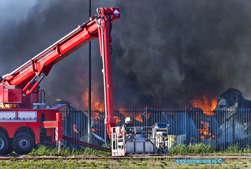 15051210.jpg - MOERDIJK - 12 mei 2015 Grote brand  na ontploffing  bij Remondis Argentia recyclingbedrijf daarbij is perwsoon gewond geraakt, de snelweg A17 is in beide richtingen afgesloten. er is een NL-Alert verzonden in de regio door de overheid. De brandweer adviseert mensen die in de buurt wonen of werken om binnen te blijven, ramen en deuren dicht te doen en de ventilatie uit te zetten.  Deze digitale foto blijft eigendom van FOTOPERSBURO BUSINK. Wij hanteren de voorwaarden van het N.V.F. en N.V.J. Gebruik van deze foto impliceert dat u bekend bent  en akkoord gaat met deze voorwaarden bij publicatie.EB/ETIENNE BUSINK