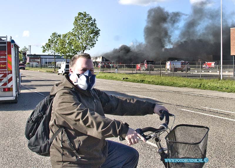 15051211.jpg - MOERDIJK - 12 mei 2015 Grote brand  na ontploffing  bij Remondis Argentia recyclingbedrijf daarbij is perwsoon gewond geraakt, de snelweg A17 is in beide richtingen afgesloten. er is een NL-Alert verzonden in de regio door de overheid. De brandweer adviseert mensen die in de buurt wonen of werken om binnen te blijven, ramen en deuren dicht te doen en de ventilatie uit te zetten.  Deze digitale foto blijft eigendom van FOTOPERSBURO BUSINK. Wij hanteren de voorwaarden van het N.V.F. en N.V.J. Gebruik van deze foto impliceert dat u bekend bent  en akkoord gaat met deze voorwaarden bij publicatie.EB/ETIENNE BUSINK