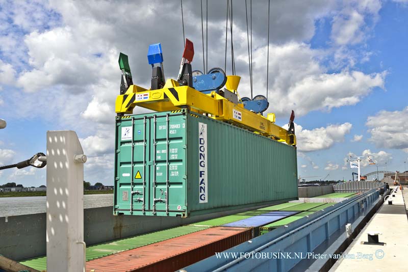 15051401.jpg - ALBLASSERDAM - 14 MEI 2015 Op het nieuwe container Transferium zijn de  aller eerste containers gelost. Donderdag 28 mei 2015 is de officiële opening en is het transferium  volledig in gebruik. Deze digitale foto blijft eigendom van FOTOPERSBURO BUSINK. Wij hanteren de voorwaarden van het N.V.F. en N.V.J. Gebruik van deze foto impliceert dat u bekend bent  en akkoord gaat met deze voorwaarden bij publicatie.EB/ETIENNE BUSINK