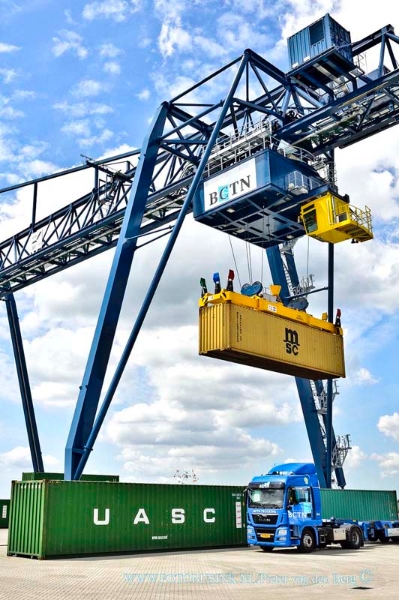 15051402.jpg - ALBLASSERDAM - 14 MEI 2015 Op het nieuwe container Transferium zijn de  aller eerste containers gelost. Donderdag 28 mei 2015 is de officiële opening en is het transferium  volledig in gebruik. Deze digitale foto blijft eigendom van FOTOPERSBURO BUSINK. Wij hanteren de voorwaarden van het N.V.F. en N.V.J. Gebruik van deze foto impliceert dat u bekend bent  en akkoord gaat met deze voorwaarden bij publicatie.EB/ETIENNE BUSINK