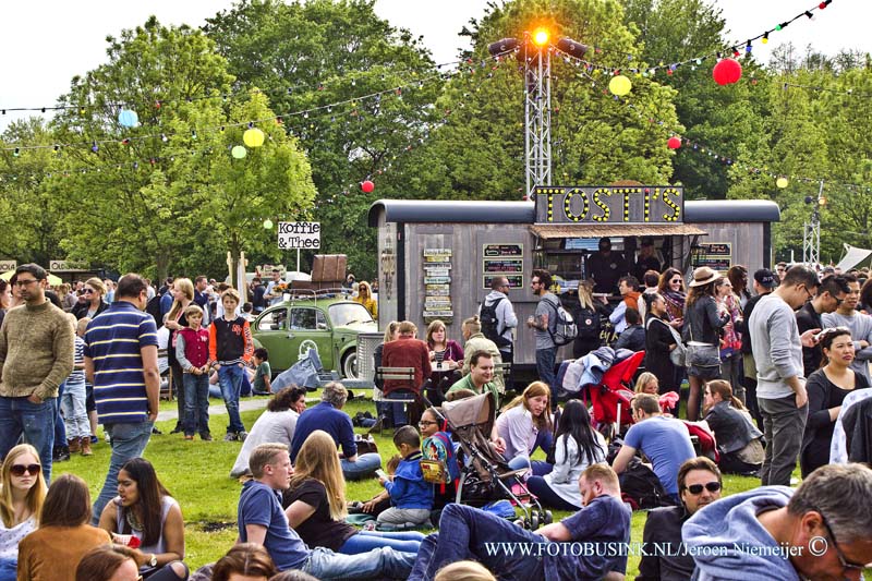 15051403.jpg - ROTTERDAM - 14 MEI 2015  TREK foodtruckfestival 14 t/m 17 mei in het Vroesenpark waar ze er één groot sfeervol openlucht restaurant van gaan maken. Het lekkerste eten, de leukste live muziek, een variëteit aan theater en nog veel meer vermaak zal het zeker niet ontbreken!Deze digitale foto blijft eigendom van FOTOPERSBURO BUSINK. Wij hanteren de voorwaarden van het N.V.F. en N.V.J. Gebruik van deze foto impliceert dat u bekend bent  en akkoord gaat met deze voorwaarden bij publicatie.EB/ETIENNE BUSINK