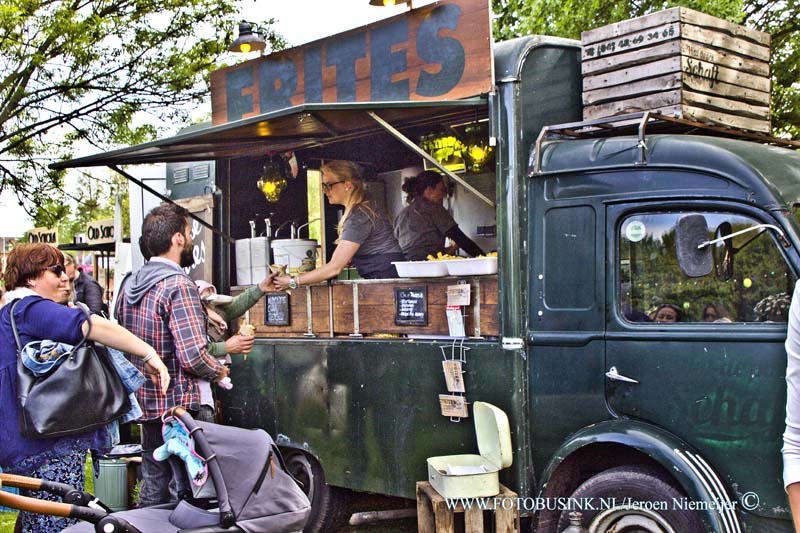 15051404.jpg - ROTTERDAM - 14 MEI 2015  TREK foodtruckfestival 14 t/m 17 mei in het Vroesenpark waar ze er één groot sfeervol openlucht restaurant van gaan maken. Het lekkerste eten, de leukste live muziek, een variëteit aan theater en nog veel meer vermaak zal het zeker niet ontbreken!Deze digitale foto blijft eigendom van FOTOPERSBURO BUSINK. Wij hanteren de voorwaarden van het N.V.F. en N.V.J. Gebruik van deze foto impliceert dat u bekend bent  en akkoord gaat met deze voorwaarden bij publicatie.EB/ETIENNE BUSINK