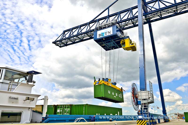 15051405.jpg - ALBLASSERDAM - 14 MEI 2015 Op het nieuwe container Transferium zijn de  aller eerste containers gelost. Donderdag 28 mei 2015 is de officiële opening en is het transferium  volledig in gebruik. Deze digitale foto blijft eigendom van FOTOPERSBURO BUSINK. Wij hanteren de voorwaarden van het N.V.F. en N.V.J. Gebruik van deze foto impliceert dat u bekend bent  en akkoord gaat met deze voorwaarden bij publicatie.EB/ETIENNE BUSINK