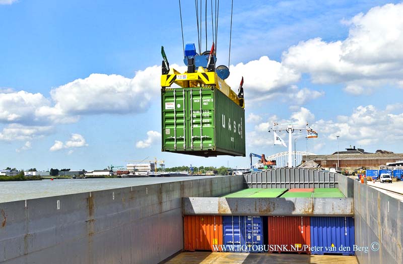 15051407.jpg - ALBLASSERDAM - 14 MEI 2015 Op het nieuwe container Transferium zijn de  aller eerste containers gelost. Donderdag 28 mei 2015 is de officiële opening en is het transferium  volledig in gebruik. Deze digitale foto blijft eigendom van FOTOPERSBURO BUSINK. Wij hanteren de voorwaarden van het N.V.F. en N.V.J. Gebruik van deze foto impliceert dat u bekend bent  en akkoord gaat met deze voorwaarden bij publicatie.EB/ETIENNE BUSINK