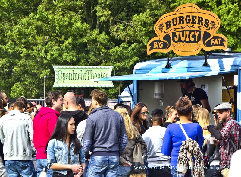 15051408.jpg - ROTTERDAM - 14 MEI 2015  TREK foodtruckfestival 14 t/m 17 mei in het Vroesenpark waar ze er één groot sfeervol openlucht restaurant van gaan maken. Het lekkerste eten, de leukste live muziek, een variëteit aan theater en nog veel meer vermaak zal het zeker niet ontbreken!Deze digitale foto blijft eigendom van FOTOPERSBURO BUSINK. Wij hanteren de voorwaarden van het N.V.F. en N.V.J. Gebruik van deze foto impliceert dat u bekend bent  en akkoord gaat met deze voorwaarden bij publicatie.EB/ETIENNE BUSINK