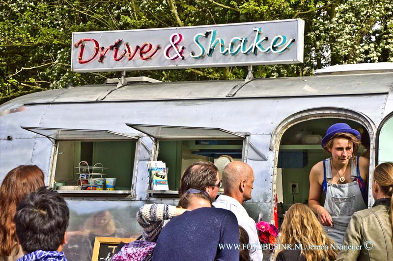 15051409.jpg - ROTTERDAM - 14 MEI 2015  TREK foodtruckfestival 14 t/m 17 mei in het Vroesenpark waar ze er één groot sfeervol openlucht restaurant van gaan maken. Het lekkerste eten, de leukste live muziek, een variëteit aan theater en nog veel meer vermaak zal het zeker niet ontbreken!Deze digitale foto blijft eigendom van FOTOPERSBURO BUSINK. Wij hanteren de voorwaarden van het N.V.F. en N.V.J. Gebruik van deze foto impliceert dat u bekend bent  en akkoord gaat met deze voorwaarden bij publicatie.EB/ETIENNE BUSINK