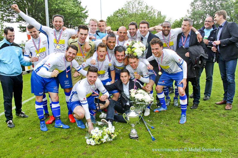 15051604.jpg - DORDRECHT - 16 Mei 2015 spannede bekerfinale van District Zuid 1 Hoek tegen Kozakken Boys op sportpark Stadspolders . Hoek wint de westrijd met 3-0. (Fopto kampioens groepsfoto)Deze digitale foto blijft eigendom van FOTOPERSBURO BUSINK. Wij hanteren de voorwaarden van het N.V.F. en N.V.J. Gebruik van deze foto impliceert dat u bekend bent  en akkoord gaat met deze voorwaarden bij publicatie.EB/ETIENNE BUSINK