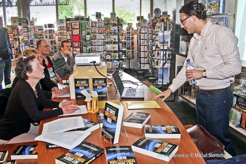 15051606.jpg - DORDRECHT - 16 mei 2015 de Grote Songfestival Quiz in Boekhandel Vos & van der Leer aan de Voorstraat.Deze digitale foto blijft eigendom van FOTOPERSBURO BUSINK. Wij hanteren de voorwaarden van het N.V.F. en N.V.J. Gebruik van deze foto impliceert dat u bekend bent  en akkoord gaat met deze voorwaarden bij publicatie.EB/ETIENNE BUSINK