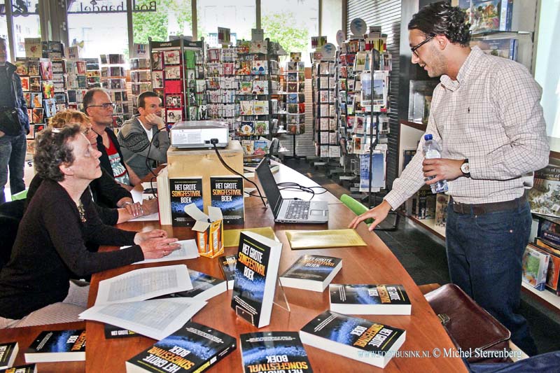 15051606.jpg - DORDRECHT - 16 mei 2015 de Grote Songfestival Quiz in Boekhandel Vos & van der Leer aan de Voorstraat.Deze digitale foto blijft eigendom van FOTOPERSBURO BUSINK. Wij hanteren de voorwaarden van het N.V.F. en N.V.J. Gebruik van deze foto impliceert dat u bekend bent  en akkoord gaat met deze voorwaarden bij publicatie.EB/ETIENNE BUSINK