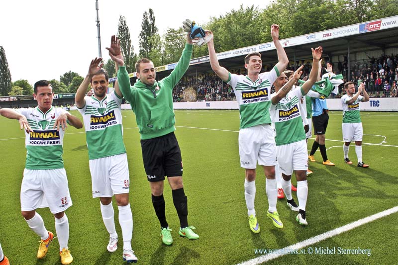 15051702.jpg - FC Dordrecht  heeft Ajax op de slotdag van de Eredivisie het seizoen laten dramatisch afsluiten. De ploeg van trainer Frank de Boer verloor met 2-1 van hekkensluiter FC Dordrecht. Viktor Fischer had Ajax zelfs nog op voorsprong gezet.Deze digitale foto blijft eigendom van FOTOPERSBURO BUSINK. Wij hanteren de voorwaarden van het N.V.F. en N.V.J. Gebruik van deze foto impliceert dat u bekend bent  en akkoord gaat met deze voorwaarden bij publicatie.EB/ETIENNE BUSINK