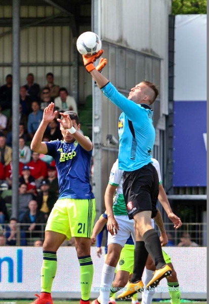 15051703.jpg - FC Dordrecht  heeft Ajax op de slotdag van de Eredivisie het seizoen laten dramatisch afsluiten. De ploeg van trainer Frank de Boer verloor met 2-1 van hekkensluiter FC Dordrecht. Viktor Fischer had Ajax zelfs nog op voorsprong gezet.Deze digitale foto blijft eigendom van FOTOPERSBURO BUSINK. Wij hanteren de voorwaarden van het N.V.F. en N.V.J. Gebruik van deze foto impliceert dat u bekend bent  en akkoord gaat met deze voorwaarden bij publicatie.EB/ETIENNE BUSINK