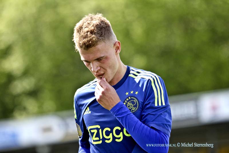 15051705.jpg - FC Dordrecht  heeft Ajax op de slotdag van de Eredivisie het seizoen laten dramatisch afsluiten. De ploeg van trainer Frank de Boer verloor met 2-1 van hekkensluiter FC Dordrecht. Viktor Fischer had Ajax zelfs nog op voorsprong gezet.Deze digitale foto blijft eigendom van FOTOPERSBURO BUSINK. Wij hanteren de voorwaarden van het N.V.F. en N.V.J. Gebruik van deze foto impliceert dat u bekend bent  en akkoord gaat met deze voorwaarden bij publicatie.EB/ETIENNE BUSINK