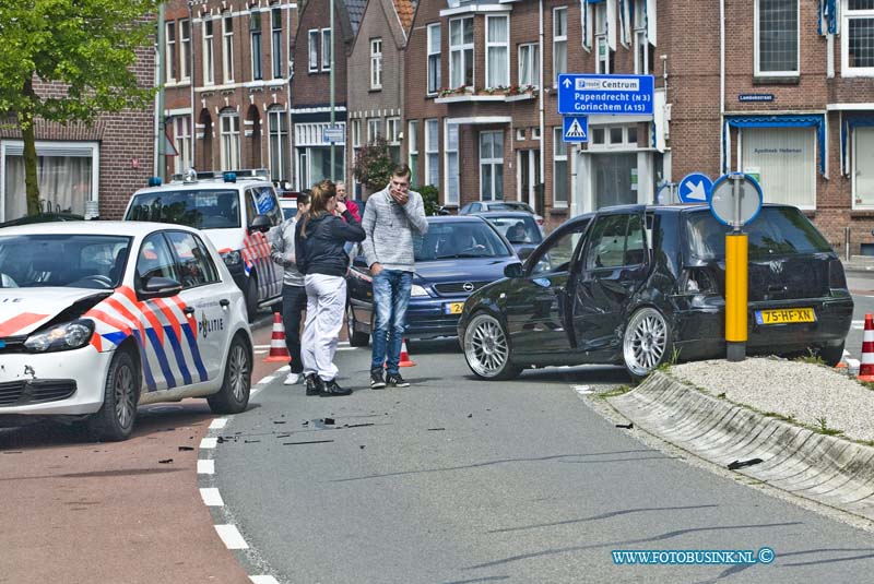 15051706.jpg - DORDRECHT - 17 mei 2015 Bij een ongeval op de krommedijk ter hoogte Paul Krugerstraat raakte een personen auto zwaar beschadigd. Over de toedracht wilde politie geen medelingen doen, maar er was ook een politie wagen betrokken bij dit ongeval.Deze digitale foto blijft eigendom van FOTOPERSBURO BUSINK. Wij hanteren de voorwaarden van het N.V.F. en N.V.J. Gebruik van deze foto impliceert dat u bekend bent  en akkoord gaat met deze voorwaarden bij publicatie.EB/ETIENNE BUSINK