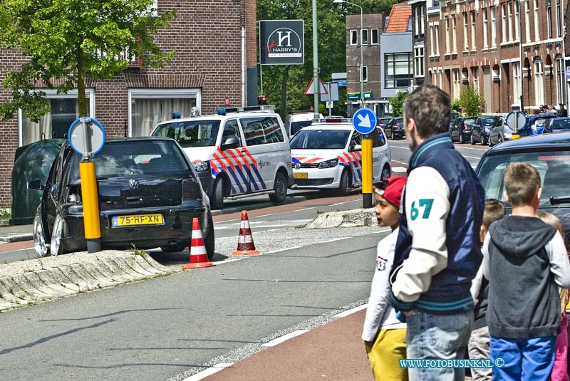 15051707.jpg - DORDRECHT - 17 mei 2015 Bij een ongeval op de krommedijk ter hoogte Paul Krugerstraat raakte een personen auto zwaar beschadigd. Over de toedracht wilde politie geen medelingen doen, maar er was ook een politie wagen betrokken bij dit ongeval.Deze digitale foto blijft eigendom van FOTOPERSBURO BUSINK. Wij hanteren de voorwaarden van het N.V.F. en N.V.J. Gebruik van deze foto impliceert dat u bekend bent  en akkoord gaat met deze voorwaarden bij publicatie.EB/ETIENNE BUSINK