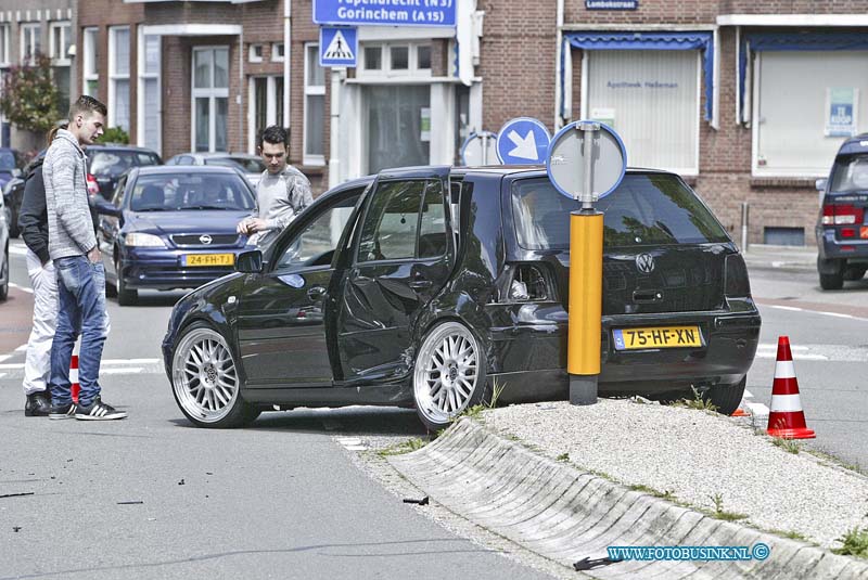 15051708.jpg - DORDRECHT - 17 mei 2015 Bij een ongeval op de krommedijk ter hoogte Paul Krugerstraat raakte een personen auto zwaar beschadigd. Over de toedracht wilde politie geen medelingen doen, maar er was ook een politie wagen betrokken bij dit ongeval.Deze digitale foto blijft eigendom van FOTOPERSBURO BUSINK. Wij hanteren de voorwaarden van het N.V.F. en N.V.J. Gebruik van deze foto impliceert dat u bekend bent  en akkoord gaat met deze voorwaarden bij publicatie.EB/ETIENNE BUSINK