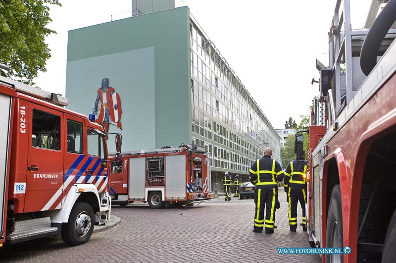 15052101.jpg - DORDRECHT - 21 mei 2015 Bij een keukenbrand in de flat aan de Nolensweg is de bewoner gewond geraakt en voor onderzoek naar het ziekenhuis gebracht. de brandweer kon de brand snel blussen, de schade was aanzienlijk in de woning.Deze digitale foto blijft eigendom van FOTOPERSBURO BUSINK. Wij hanteren de voorwaarden van het N.V.F. en N.V.J. Gebruik van deze foto impliceert dat u bekend bent  en akkoord gaat met deze voorwaarden bij publicatie.EB/ETIENNE BUSINK