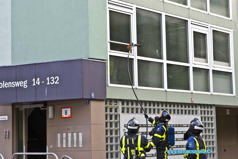 15052103.jpg - DORDRECHT - 21 mei 2015 Bij een keukenbrand in de flat aan de Nolensweg is de bewoner gewond geraakt en voor onderzoek naar het ziekenhuis gebracht. de brandweer kon de brand snel blussen, de schade was aanzienlijk in de woning.Deze digitale foto blijft eigendom van FOTOPERSBURO BUSINK. Wij hanteren de voorwaarden van het N.V.F. en N.V.J. Gebruik van deze foto impliceert dat u bekend bent  en akkoord gaat met deze voorwaarden bij publicatie.EB/ETIENNE BUSINK