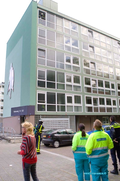 15052104.jpg - DORDRECHT - 21 mei 2015 Bij een keukenbrand in de flat aan de Nolensweg is de bewoner gewond geraakt en voor onderzoek naar het ziekenhuis gebracht. de brandweer kon de brand snel blussen, de schade was aanzienlijk in de woning.Deze digitale foto blijft eigendom van FOTOPERSBURO BUSINK. Wij hanteren de voorwaarden van het N.V.F. en N.V.J. Gebruik van deze foto impliceert dat u bekend bent  en akkoord gaat met deze voorwaarden bij publicatie.EB/ETIENNE BUSINK