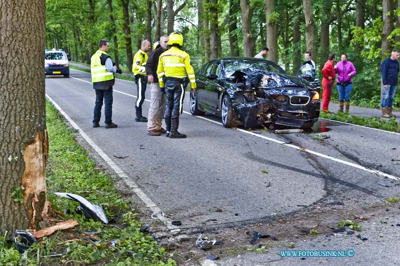 15052201.jpg - DORDRECHT - 22 MEI 2015 Bij een ongeval met een BMW die met hoge snelheid tegen een boom aan is gereden op de Provialeweg - Zuidendijk is een zeer jonge bestuuder slechts licht gewond geraakt. De Nieuwe BWM is totaal los. De politie stelt een onderzoek in naar de toedracht van dt bizare ongeval.Deze digitale foto blijft eigendom van FOTOPERSBURO BUSINK. Wij hanteren de voorwaarden van het N.V.F. en N.V.J. Gebruik van deze foto impliceert dat u bekend bent  en akkoord gaat met deze voorwaarden bij publicatie.EB/ETIENNE BUSINK