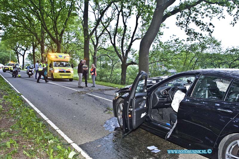 15052203.jpg - DORDRECHT - 22 MEI 2015 Bij een ongeval met een BMW die met hoge snelheid tegen een boom aan is gereden op de Provialeweg - Zuidendijk is een zeer jonge bestuuder slechts licht gewond geraakt. De Nieuwe BWM is totaal los. De politie stelt een onderzoek in naar de toedracht van dt bizare ongeval.Deze digitale foto blijft eigendom van FOTOPERSBURO BUSINK. Wij hanteren de voorwaarden van het N.V.F. en N.V.J. Gebruik van deze foto impliceert dat u bekend bent  en akkoord gaat met deze voorwaarden bij publicatie.EB/ETIENNE BUSINK