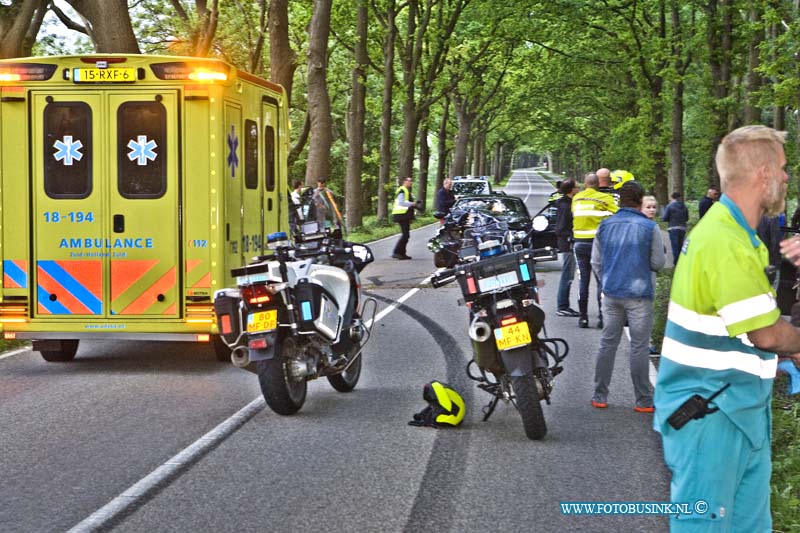 15052205.jpg - DORDRECHT - 22 MEI 2015 Bij een ongeval met een BMW die met hoge snelheid tegen een boom aan is gereden op de Provialeweg - Zuidendijk is een zeer jonge bestuuder slechts licht gewond geraakt. De Nieuwe BWM is totaal los. De politie stelt een onderzoek in naar de toedracht van dt bizare ongeval.Deze digitale foto blijft eigendom van FOTOPERSBURO BUSINK. Wij hanteren de voorwaarden van het N.V.F. en N.V.J. Gebruik van deze foto impliceert dat u bekend bent  en akkoord gaat met deze voorwaarden bij publicatie.EB/ETIENNE BUSINK