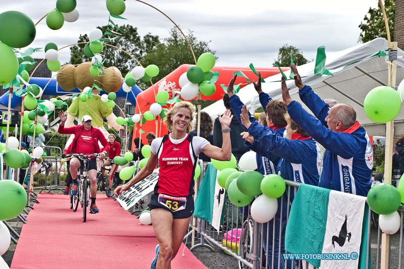 15052501.jpg - GOUDRIAAN - 25 mei 2015 De Roparun start dit jaar ook weer in Hamburg (Duitsland) en liepen en fietsende vandaag door de Alblasserwaard. En werden natuurlijk verwelkomd door vele fans. Dit alles voor het goede doel natuurlijk.Deze digitale foto blijft eigendom van FOTOPERSBURO BUSINK. Wij hanteren de voorwaarden van het N.V.F. en N.V.J. Gebruik van deze foto impliceert dat u bekend bent  en akkoord gaat met deze voorwaarden bij publicatie.EB/ETIENNE BUSINK