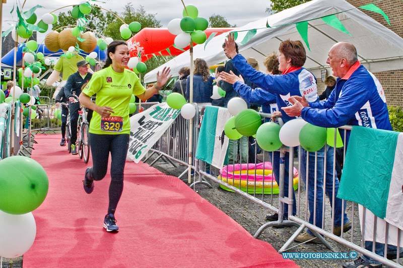 15052502.jpg - GOUDRIAAN - 25 mei 2015 De Roparun start dit jaar ook weer in Hamburg (Duitsland) en liepen en fietsende vandaag door de Alblasserwaard. En werden natuurlijk verwelkomd door vele fans. Dit alles voor het goede doel natuurlijk.Deze digitale foto blijft eigendom van FOTOPERSBURO BUSINK. Wij hanteren de voorwaarden van het N.V.F. en N.V.J. Gebruik van deze foto impliceert dat u bekend bent  en akkoord gaat met deze voorwaarden bij publicatie.EB/ETIENNE BUSINK