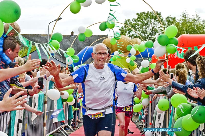 15052503.jpg - GOUDRIAAN - 25 mei 2015 De Roparun start dit jaar ook weer in Hamburg (Duitsland) en liepen en fietsende vandaag door de Alblasserwaard. En werden natuurlijk verwelkomd door vele fans. Dit alles voor het goede doel natuurlijk. (Foto: Het Ropa team uit Goudriaan)Deze digitale foto blijft eigendom van FOTOPERSBURO BUSINK. Wij hanteren de voorwaarden van het N.V.F. en N.V.J. Gebruik van deze foto impliceert dat u bekend bent  en akkoord gaat met deze voorwaarden bij publicatie.EB/ETIENNE BUSINK