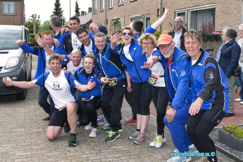 15052504.jpg - GOUDRIAAN - 25 mei 2015 De Roparun start dit jaar ook weer in Hamburg (Duitsland) en liepen en fietsende vandaag door de Alblasserwaard. En werden natuurlijk verwelkomd door vele fans. Dit alles voor het goede doel natuurlijk. (Foto: Het Ropa team uit Goudriaan)Deze digitale foto blijft eigendom van FOTOPERSBURO BUSINK. Wij hanteren de voorwaarden van het N.V.F. en N.V.J. Gebruik van deze foto impliceert dat u bekend bent  en akkoord gaat met deze voorwaarden bij publicatie.EB/ETIENNE BUSINK