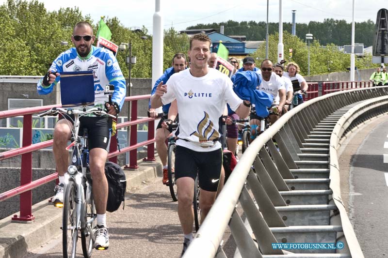 15052506.jpg - ALBLASSERDAM - 25 mei 2015 De Roparun start dit jaar ook weer in Hamburg (Duitsland) en liepen en fietsende vandaag door de Alblasserwaard. En werden natuurlijk verwelkomd door vele fans. Dit alles voor het goede doel natuurlijk. (Foto: brug van Alblasserdam)Deze digitale foto blijft eigendom van FOTOPERSBURO BUSINK. Wij hanteren de voorwaarden van het N.V.F. en N.V.J. Gebruik van deze foto impliceert dat u bekend bent  en akkoord gaat met deze voorwaarden bij publicatie.EB/ETIENNE BUSINK