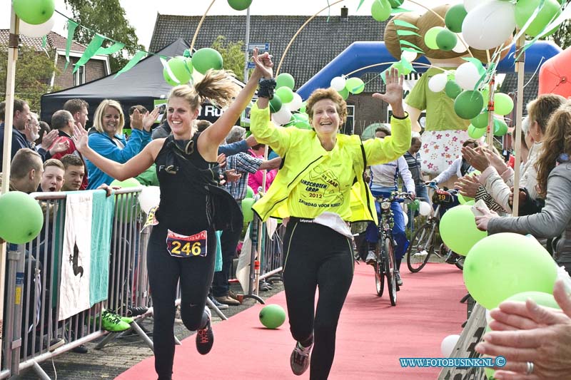 15052507.jpg - GOUDRIAAN - 25 mei 2015 De Roparun start dit jaar ook weer in Hamburg (Duitsland) en liepen en fietsende vandaag door de Alblasserwaard. En werden natuurlijk verwelkomd door vele fans. Dit alles voor het goede doel natuurlijk.Deze digitale foto blijft eigendom van FOTOPERSBURO BUSINK. Wij hanteren de voorwaarden van het N.V.F. en N.V.J. Gebruik van deze foto impliceert dat u bekend bent  en akkoord gaat met deze voorwaarden bij publicatie.EB/ETIENNE BUSINK