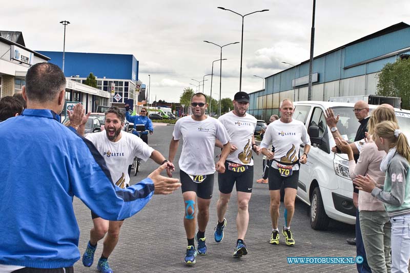 15052508.jpg - ALBLASSERDAM - 25 mei 2015 De Roparun start dit jaar ook weer in Hamburg (Duitsland) en liepen en fietsende vandaag door de Alblasserwaard. En werden natuurlijk verwelkomd door vele fans. Dit alles voor het goede doel natuurlijk.Deze digitale foto blijft eigendom van FOTOPERSBURO BUSINK. Wij hanteren de voorwaarden van het N.V.F. en N.V.J. Gebruik van deze foto impliceert dat u bekend bent  en akkoord gaat met deze voorwaarden bij publicatie.EB/ETIENNE BUSINK